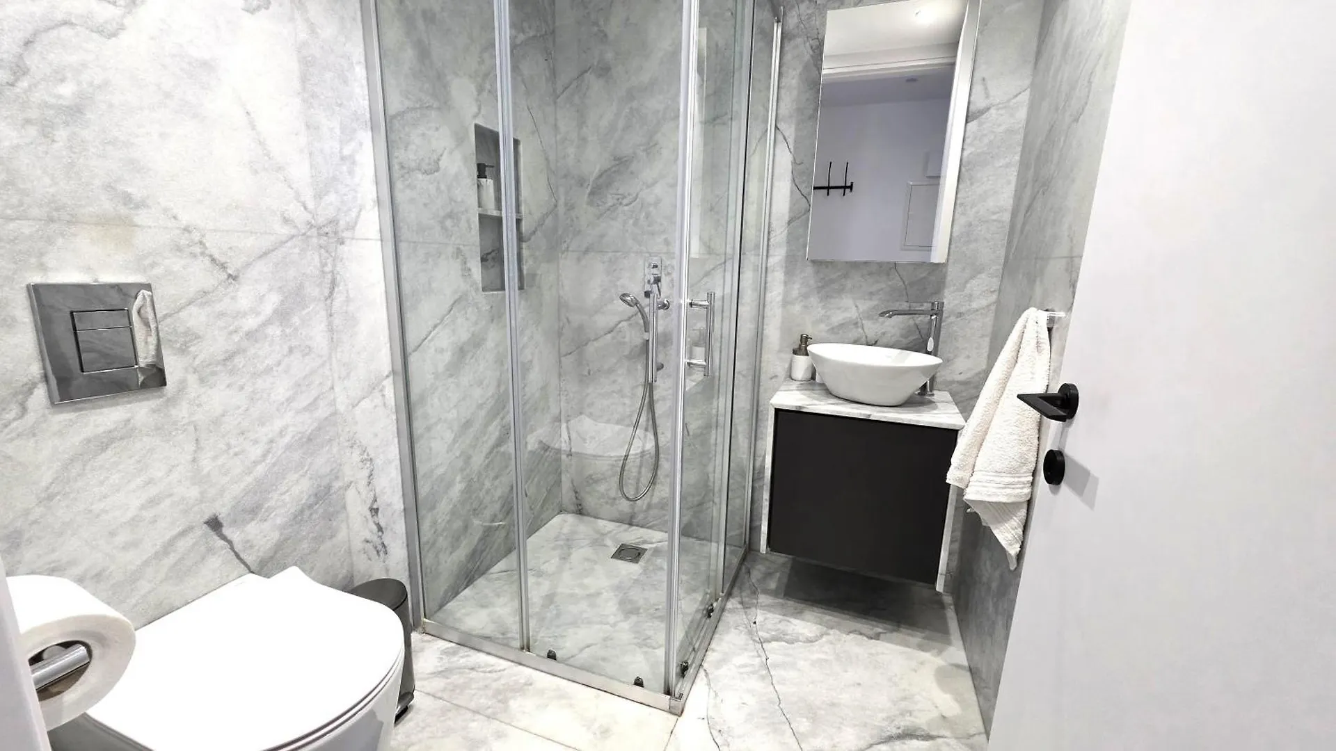 Luxurious 2Br Apartment In City Center With Internet Larnaca