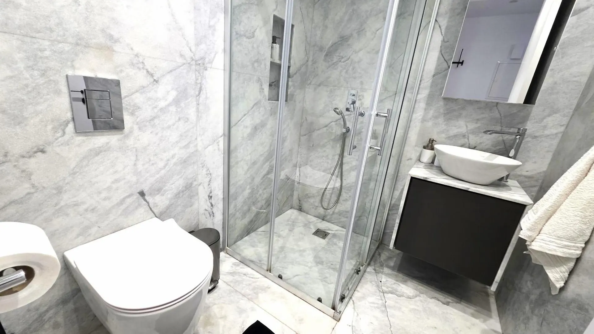 Luxurious 2Br Apartment In City Center With Internet Larnaca