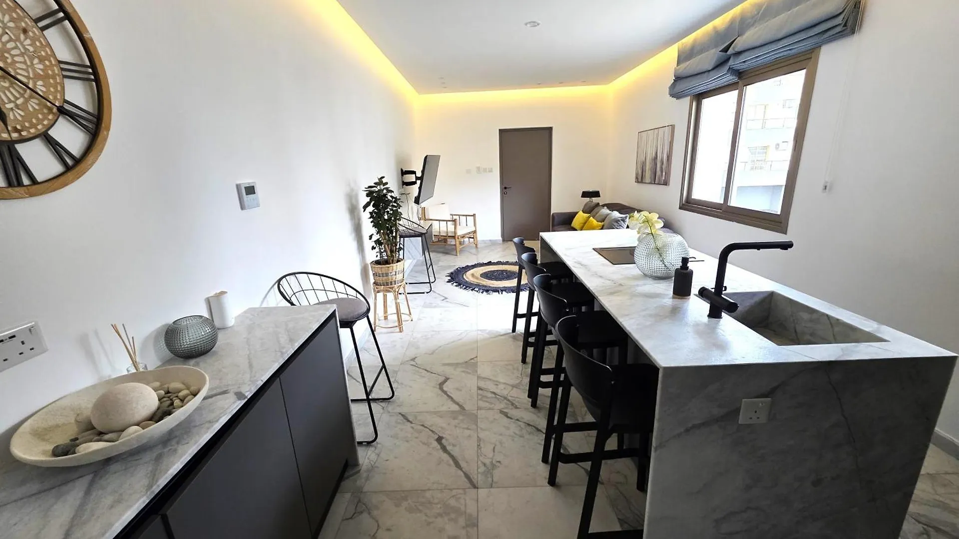 Luxurious 2Br Apartment In City Center With Internet Larnaca