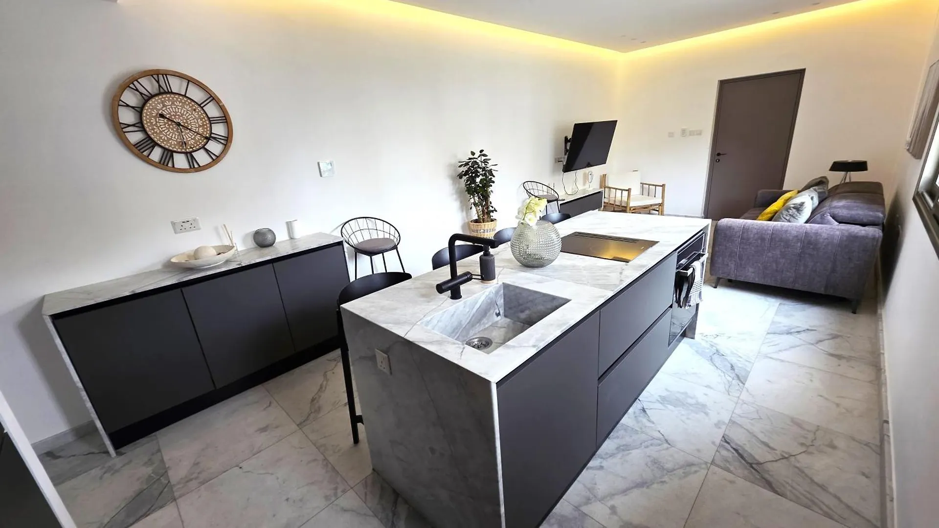 Luxurious 2Br Apartment In City Center With Internet Larnaca Cyprus