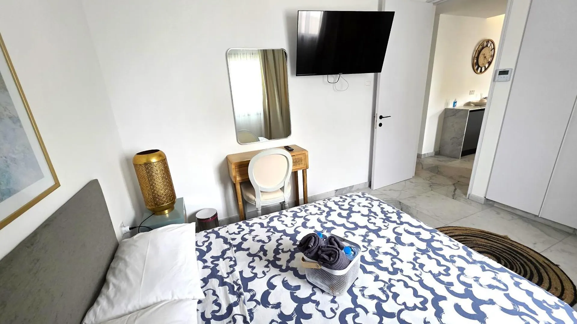 Luxurious 2Br Apartment In City Center With Internet Larnaca