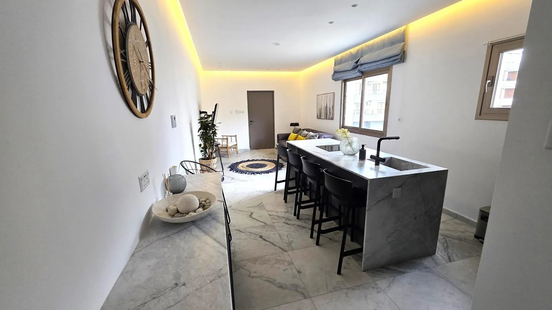 Luxurious 2Br Apartment In City Center With Internet Larnaca